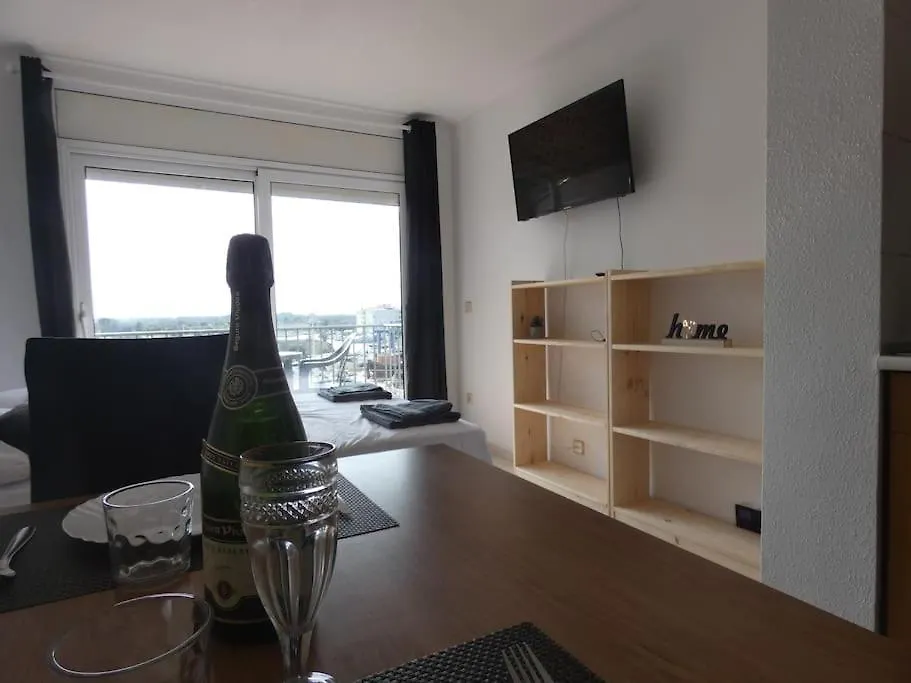 Estudio Con Vistas, Roses 0*,